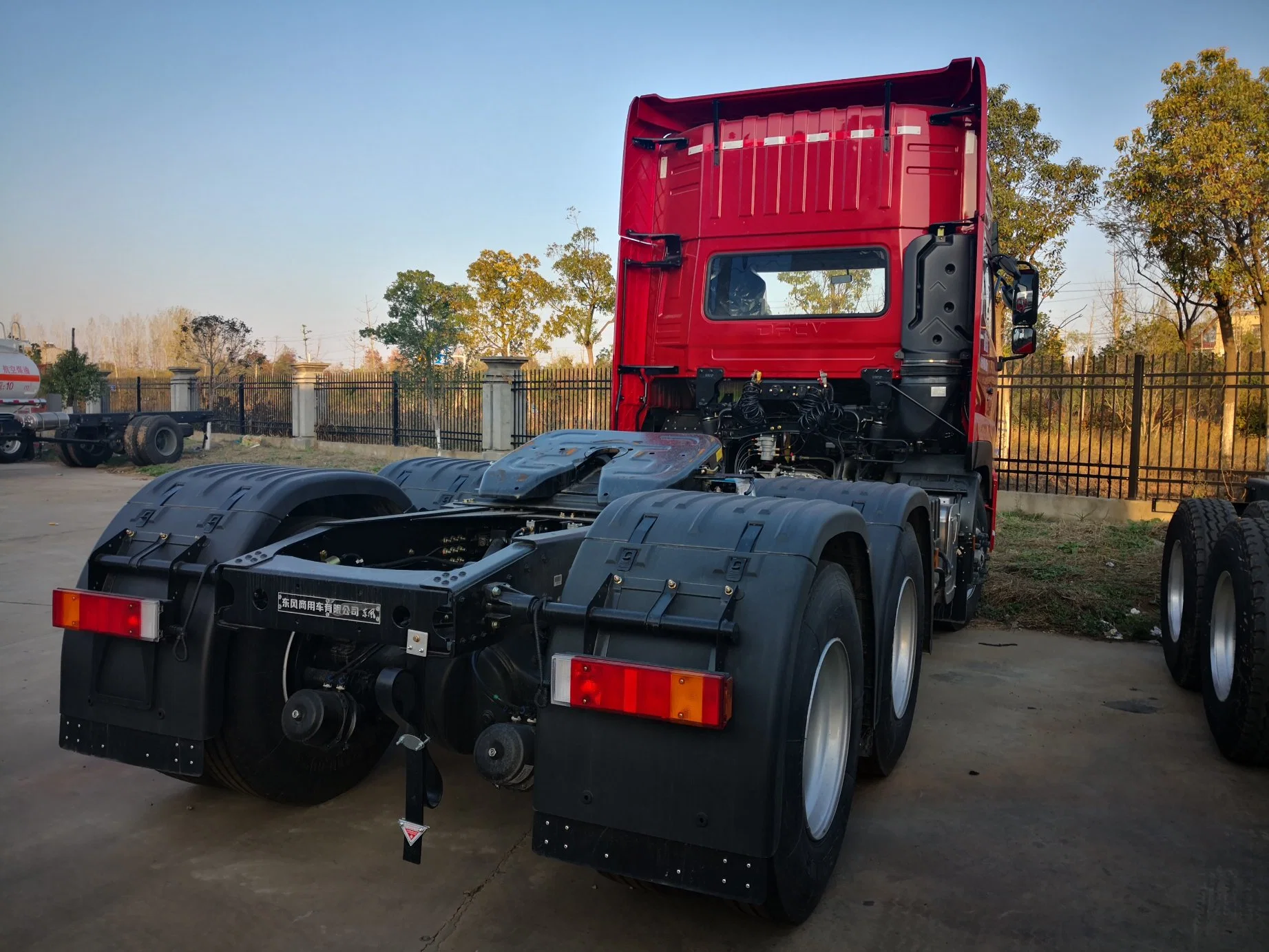 Neuer Dongfeng 6X4 Tractor Truck Head 420 PS Trailer Head Euro 3 Links Rechts Antrieb Fabrik Preis Angepasst