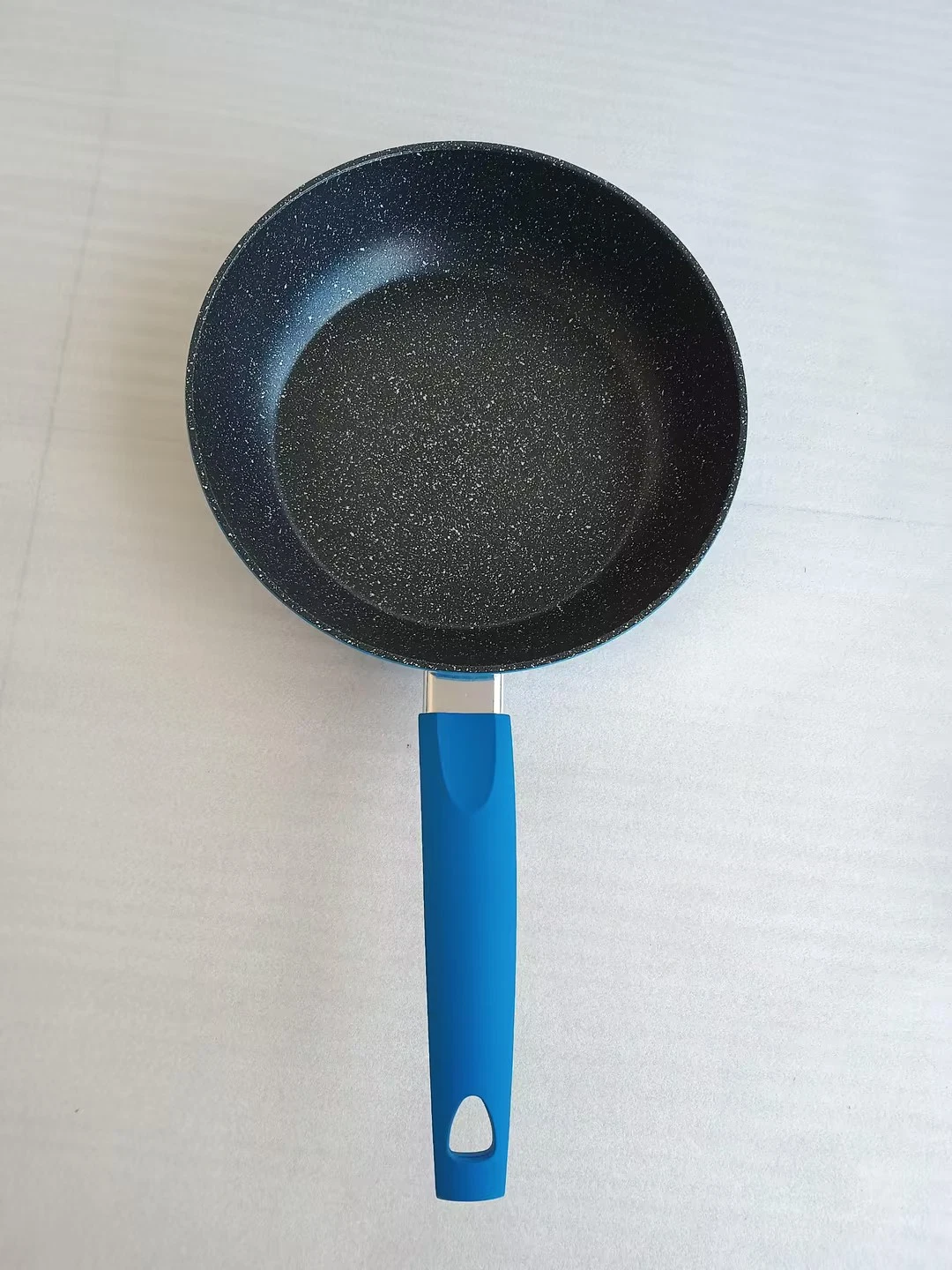 Nouveau jeu de récipients en aluminium forgé avec revêtement en marbre bleu Casseroles et poêles à poignée douce au toucher avec induction Bas