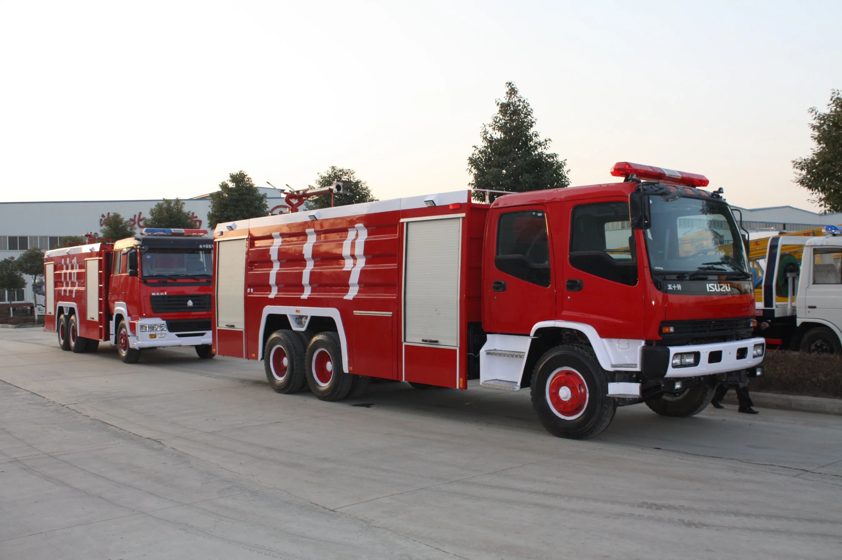 A fábrica de Venda Directa, 1suzu 16000L de água em pó de espuma caminhão de incêndio