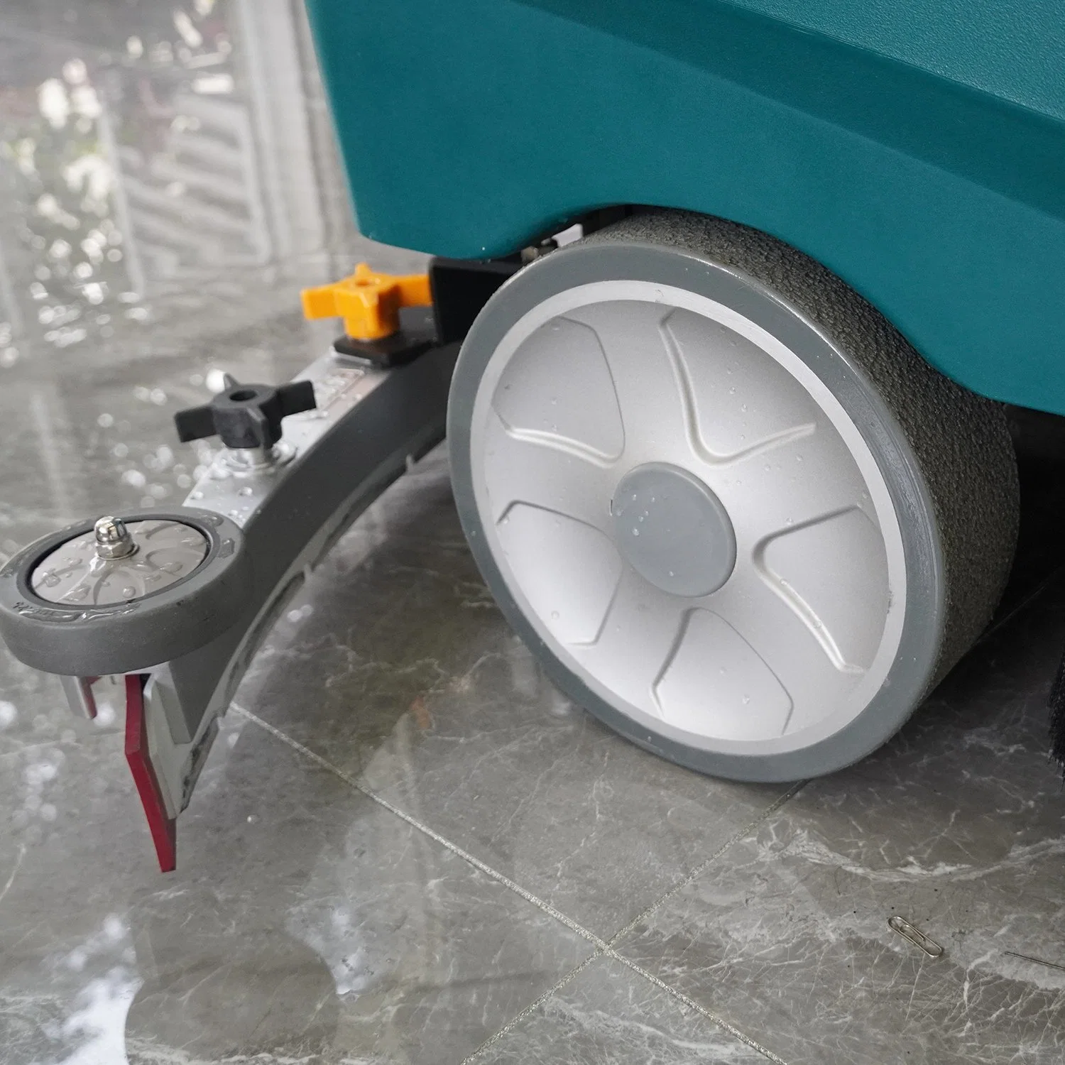 Secador de agua con batería Ride-On Floor Scrubber Control automático del agua Flujo