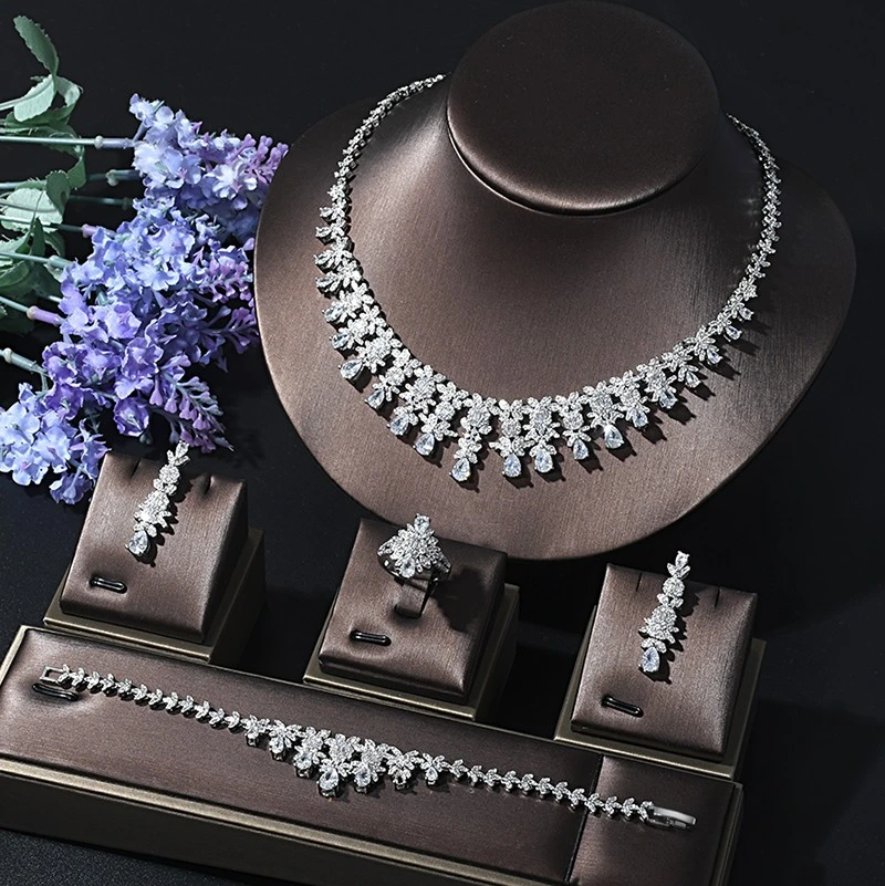 Necklace Earring Bracelet Bague diamant lumineux Four-Piece plein de zircon bijoux Set de mariée bijoux de mariage