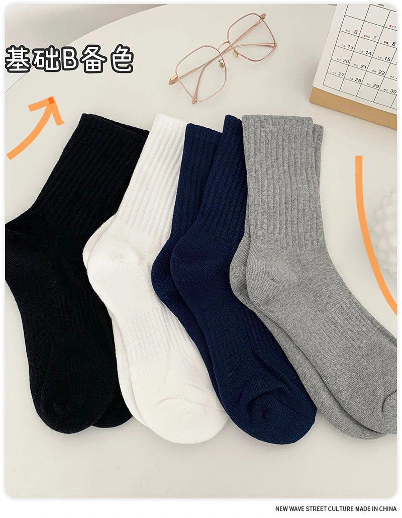 Serviette de printemps et d'automne dans le département des sports de style collège Chaussettes unies