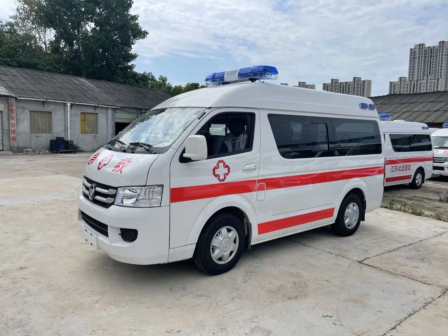 Foto Motor gasolina emergencia 4X2 primeros auxilios Monitoreo ambulancia para Tránsito de pacientes