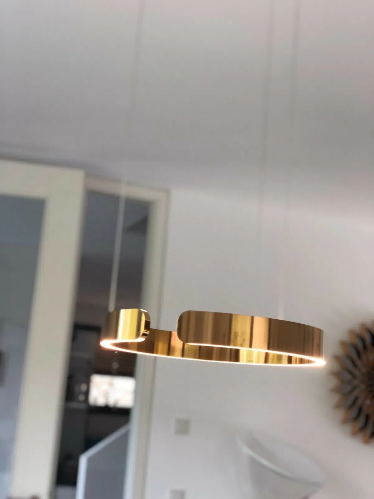 Lustre LED en forme de cercle avec plumes suspendues, design moderne pour la décoration intérieure