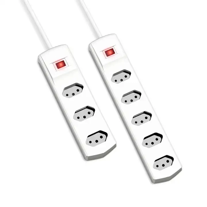 Prise de courant standard brésilienne avec 5 prises et 4 ports USB, dotée d'une protection contre les surtensions.