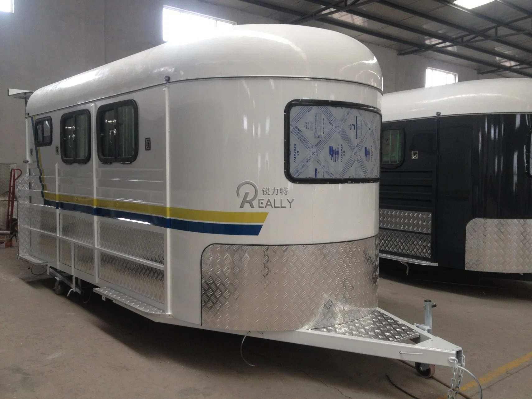 Horse Trailer High Capacity Travel Trailer Horse Angle Load Straight Sales Can Be Customized Deluxe