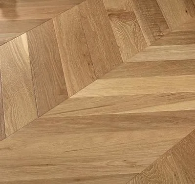 Madera de roble Piso Espina de roble europeo Chevron ha diseñado el suelo de madera Parquet espina de pez en el suelo