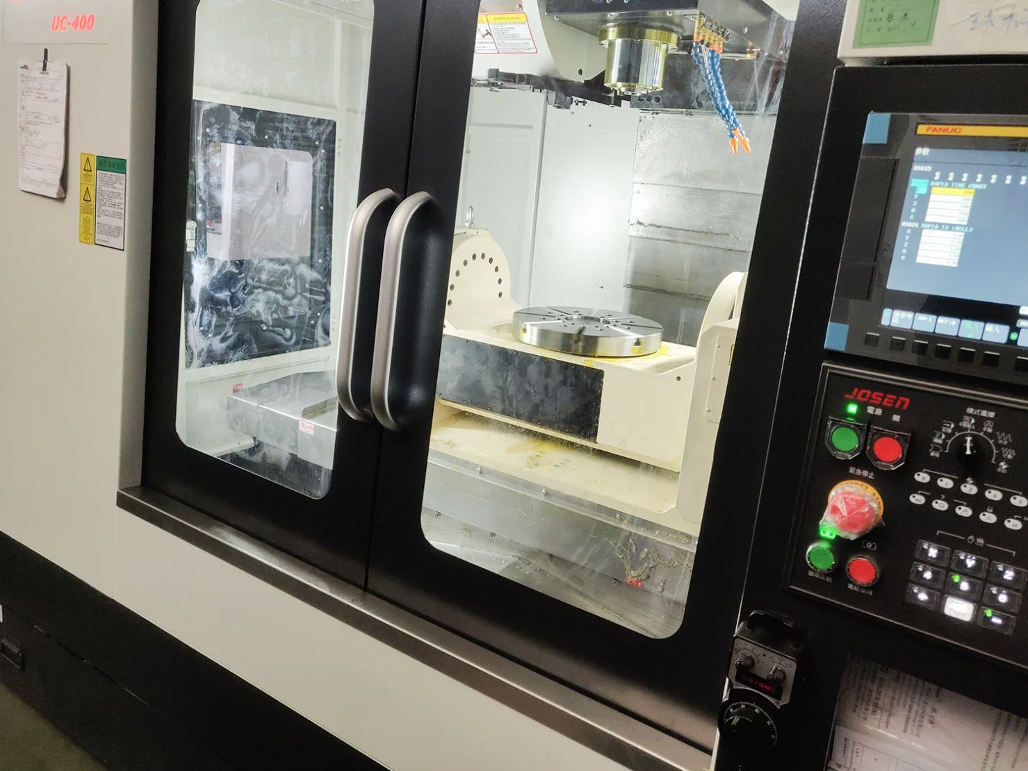 UC-400 cinq axes verticaux CNC rigide de la métallurgie Table de travail Centre de la machine avec Universal côté tête de fraisage