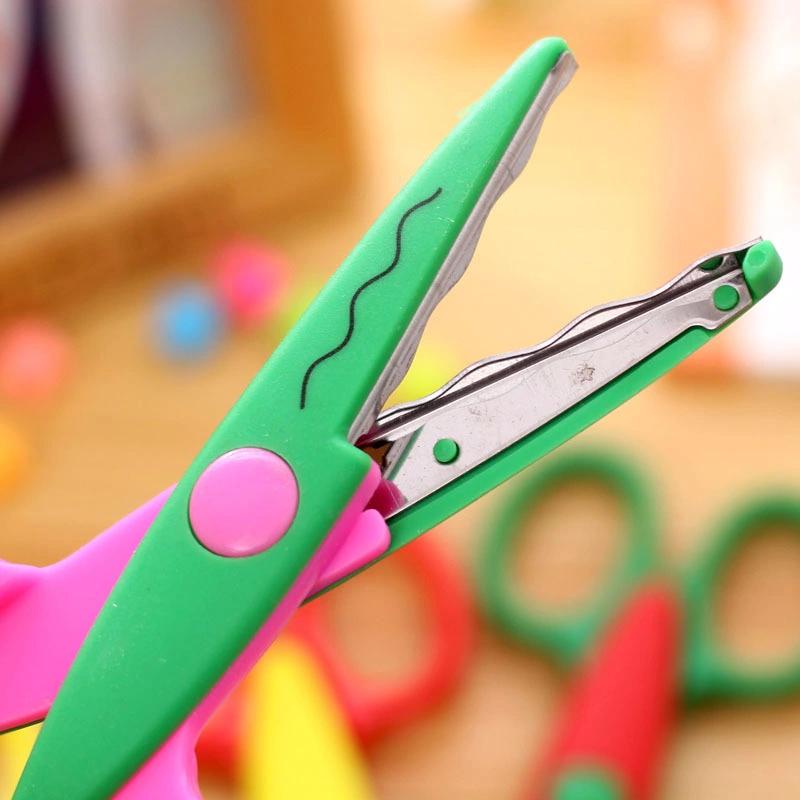 Wholesale DIY Plastic Kids Design Safety Craft Scissors Decorative Edge Wave Edge Cutting Zigzag Scissors