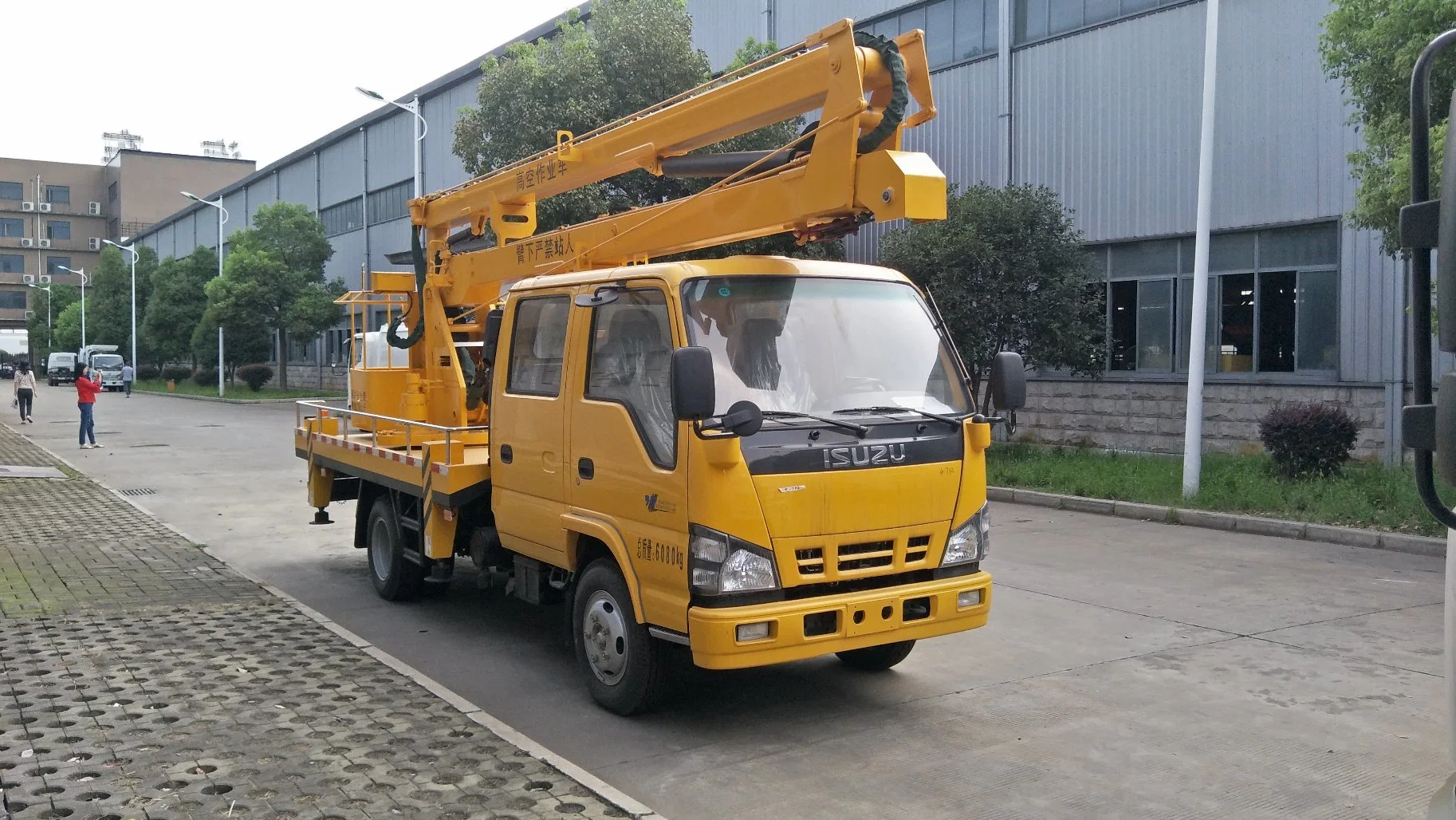 Utiliza la marca japonesa 4X2 16/18/20 M de la plataforma de trabajo de la antena de alta Carretilla elevadora con aislamiento de la cuchara a la venta de 200kg.