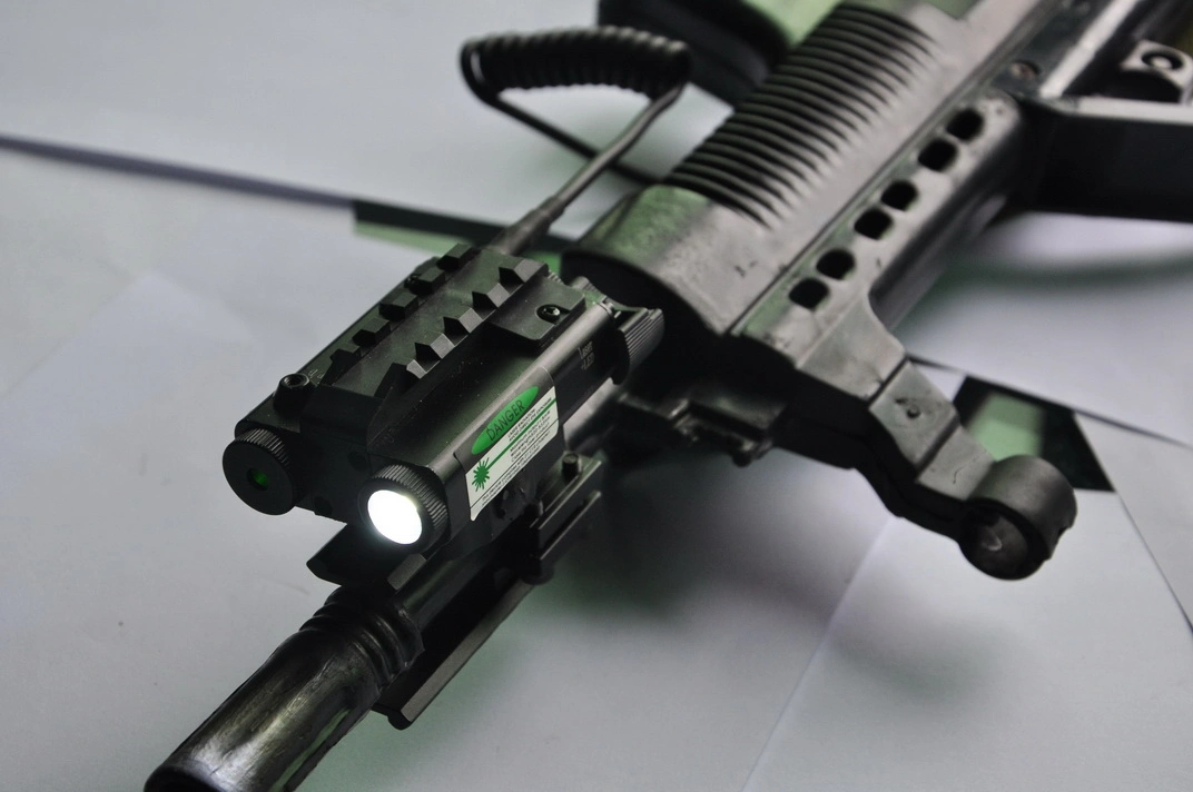 New Compact Square Design Tactical Es-Fx103-LG LED Flashlight Attached with Green Laser Sight