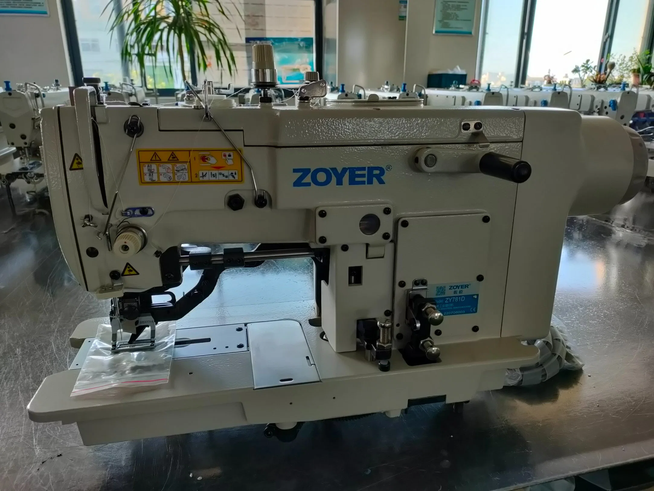 Zoyer Juki Holing Botón de mando directo de la máquina de coser industriales (ZY781D)