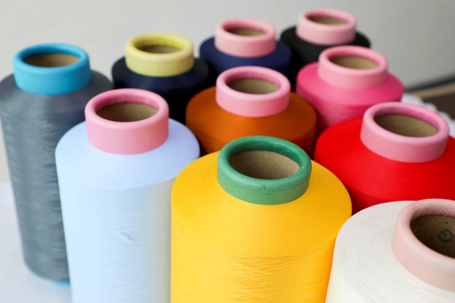 Hohe Elastizität 70D/24f 100% Nylon gefärbte Garn Kundenspezifische Farben für Socken