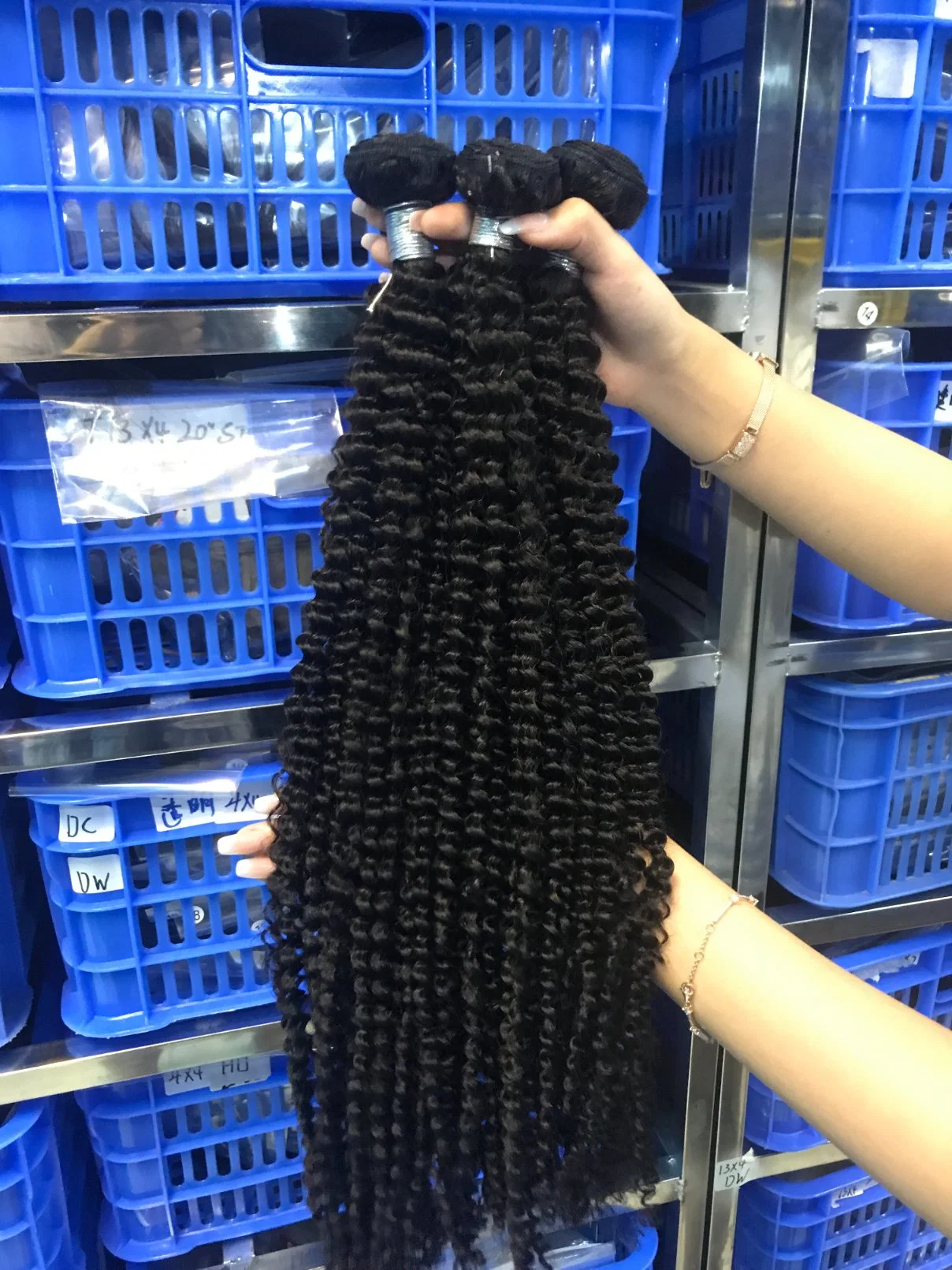 Commerce de gros échantillon gratuit de matières Sèche cheveux à bon marché péruvien les faisceaux de fils de trame cuticule alignés non transformés Cheveux humains Weave meilleur vierge naturelle des extensions de cheveux humains brésilien