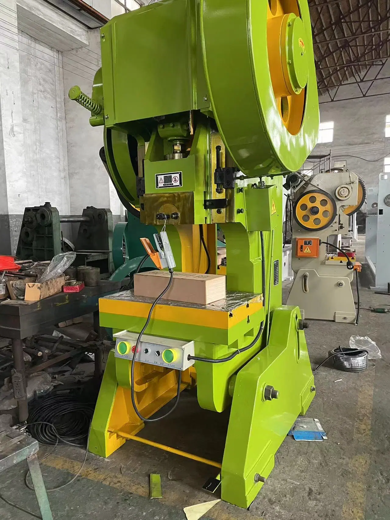 J23 Serie Power Press für Lochlochung aus Metallstahl Mechanische Presse Maschine hergestellt in China