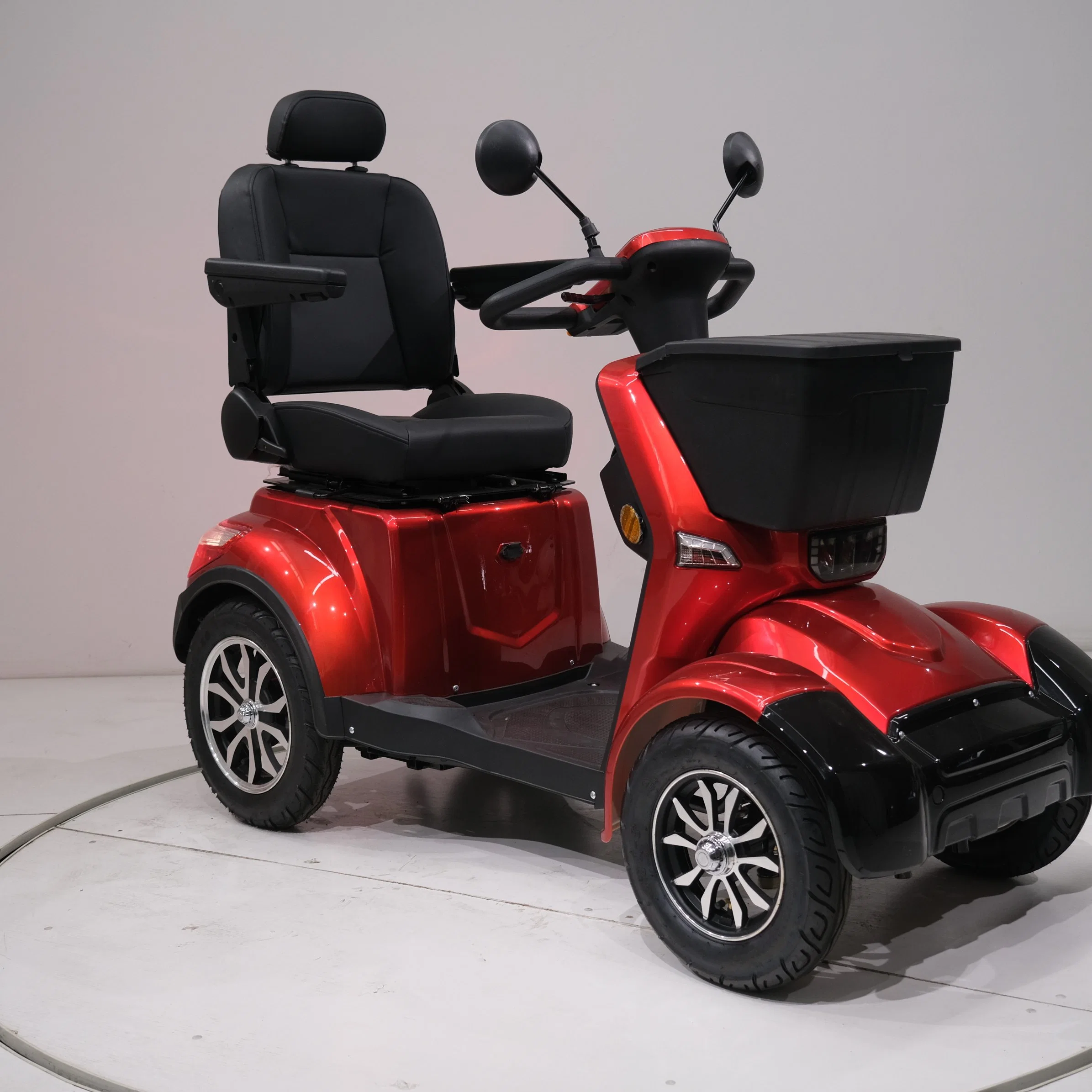 2023 Nouvelle voiture électrique de haute qualité 300W pour adultes quatre roues de la famille Mini Voiturette de golf pour les personnes âgées Scooter électrique à quatre roues