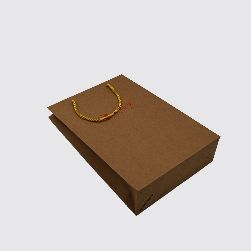 2024 الطباعة المخصصة هدية حقائب عيد الميلاد كرافت ورقة حقيبة التصنيع حقيبة فاخرة مصقولة للتسوق