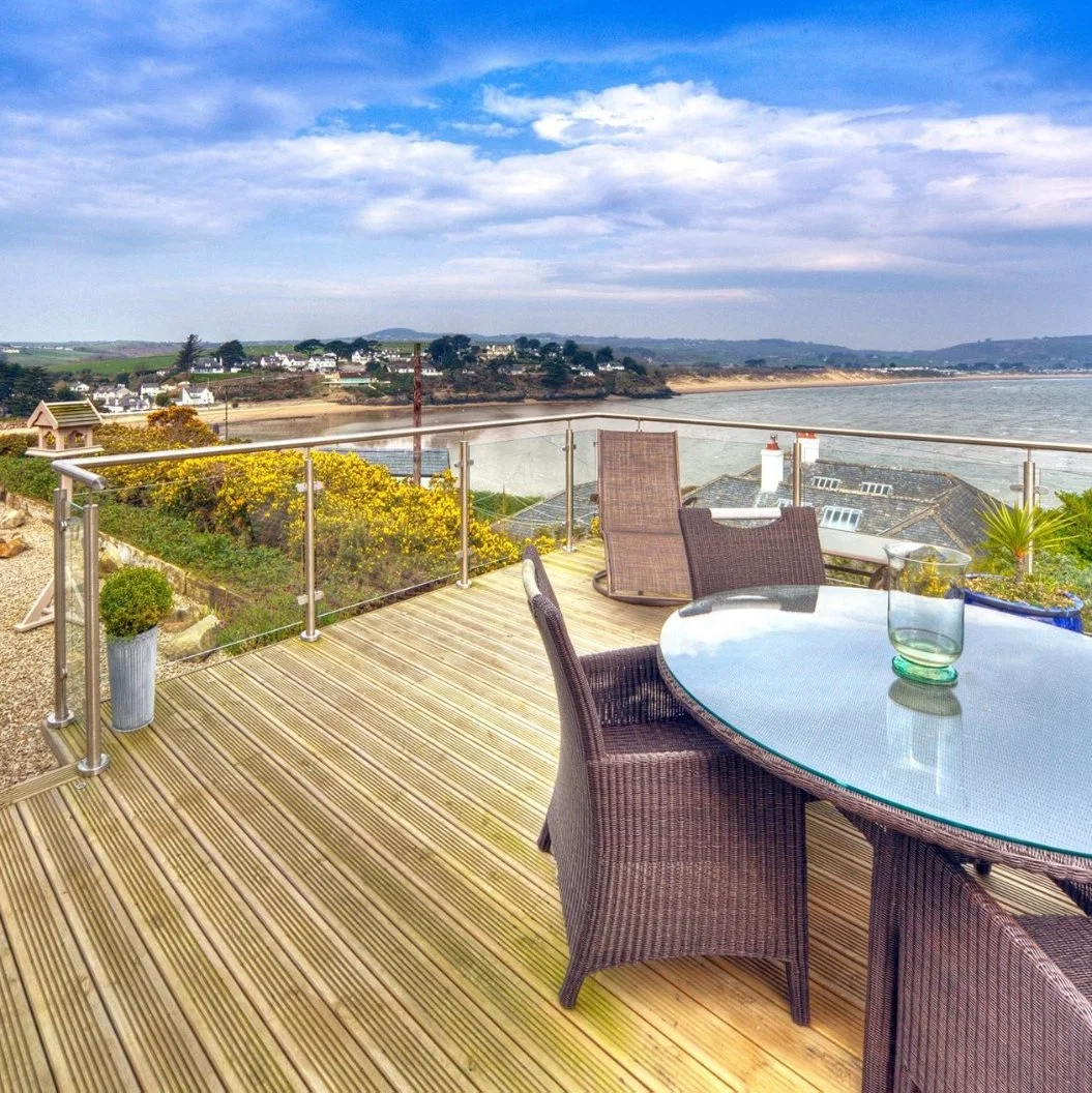 Rampe en verre de balcon en acier inoxydable avec profilé en U en aluminium semi-sans cadre.