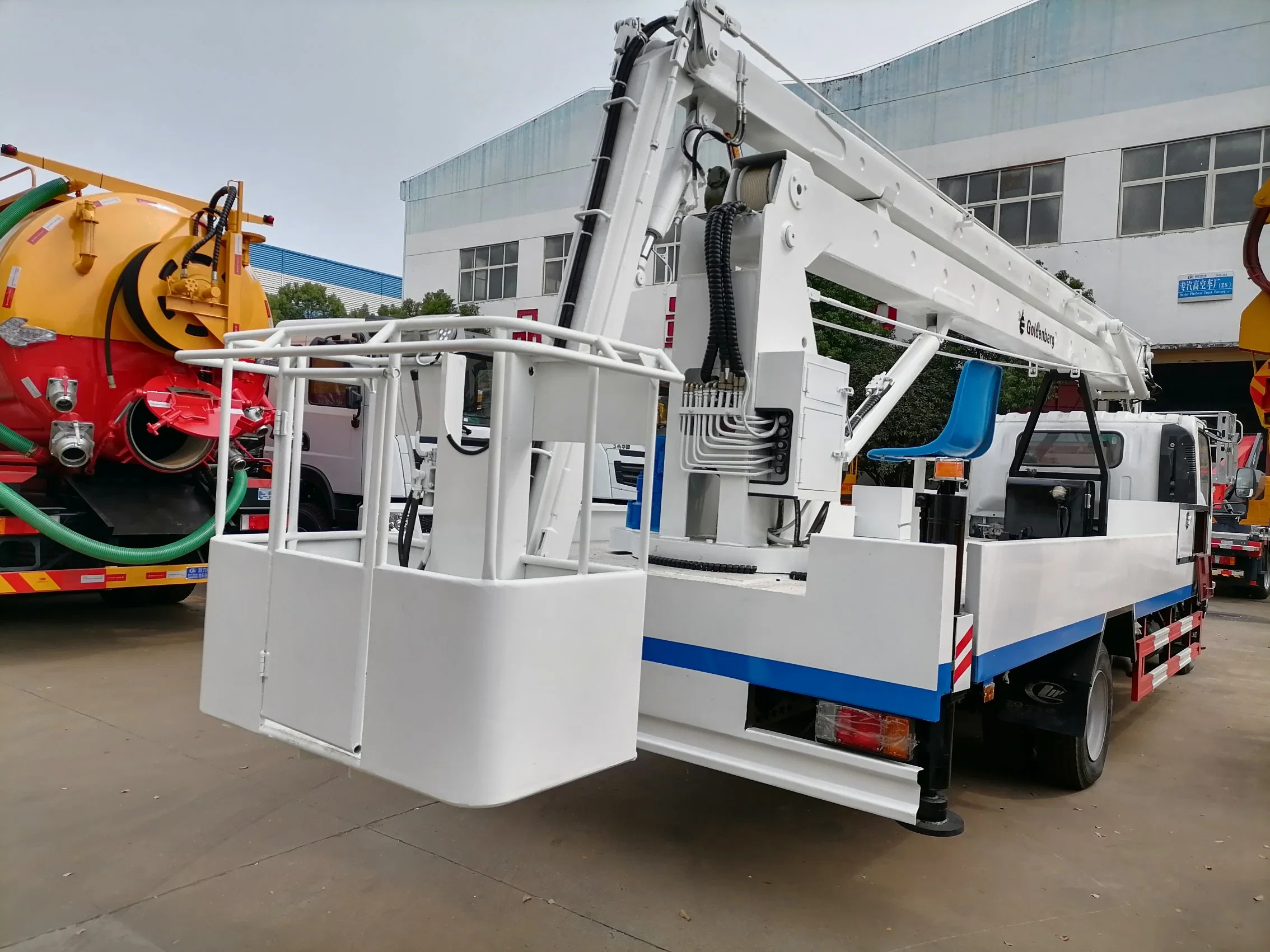 Glf Isuzu Serie N 130HP a 205CV 12m de la plataforma de trabajo de la antena de 22m alto carretilla con la cuchara para el mantenimiento de las ciudades con sistema electrónico