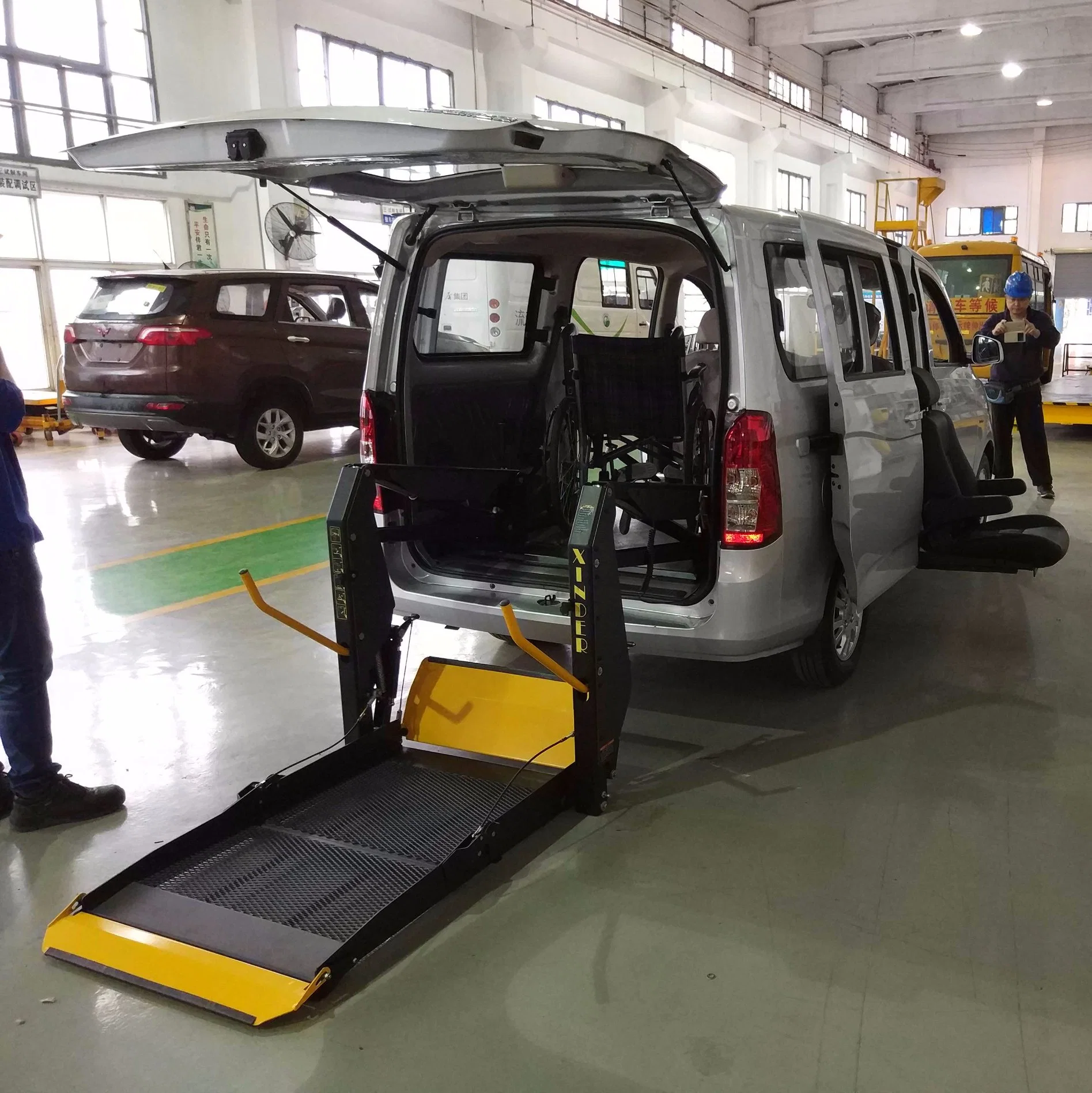 Good Quality Dual Arm Wheelchair Elevator Lift for Car