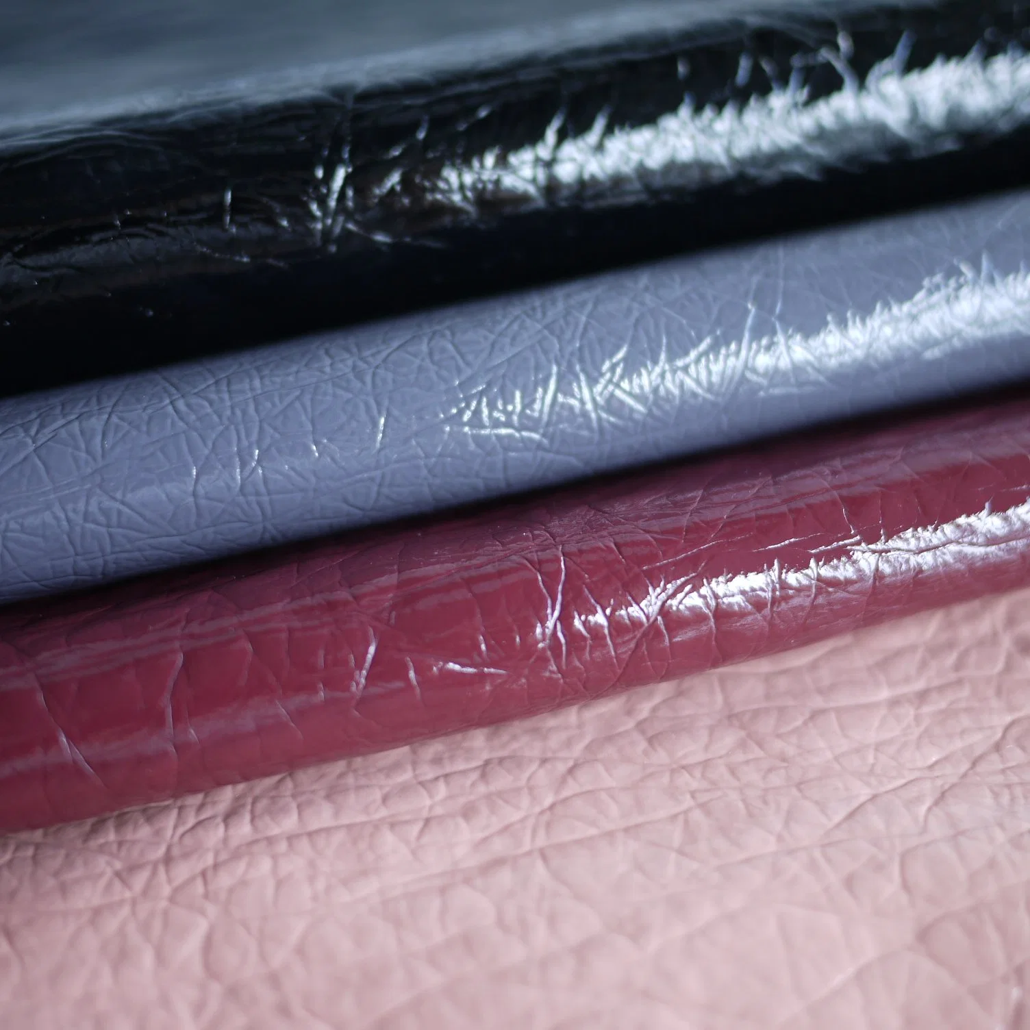 El patrón de rozamiento de poliuretano brillante cuero sintético para prendas de vestir