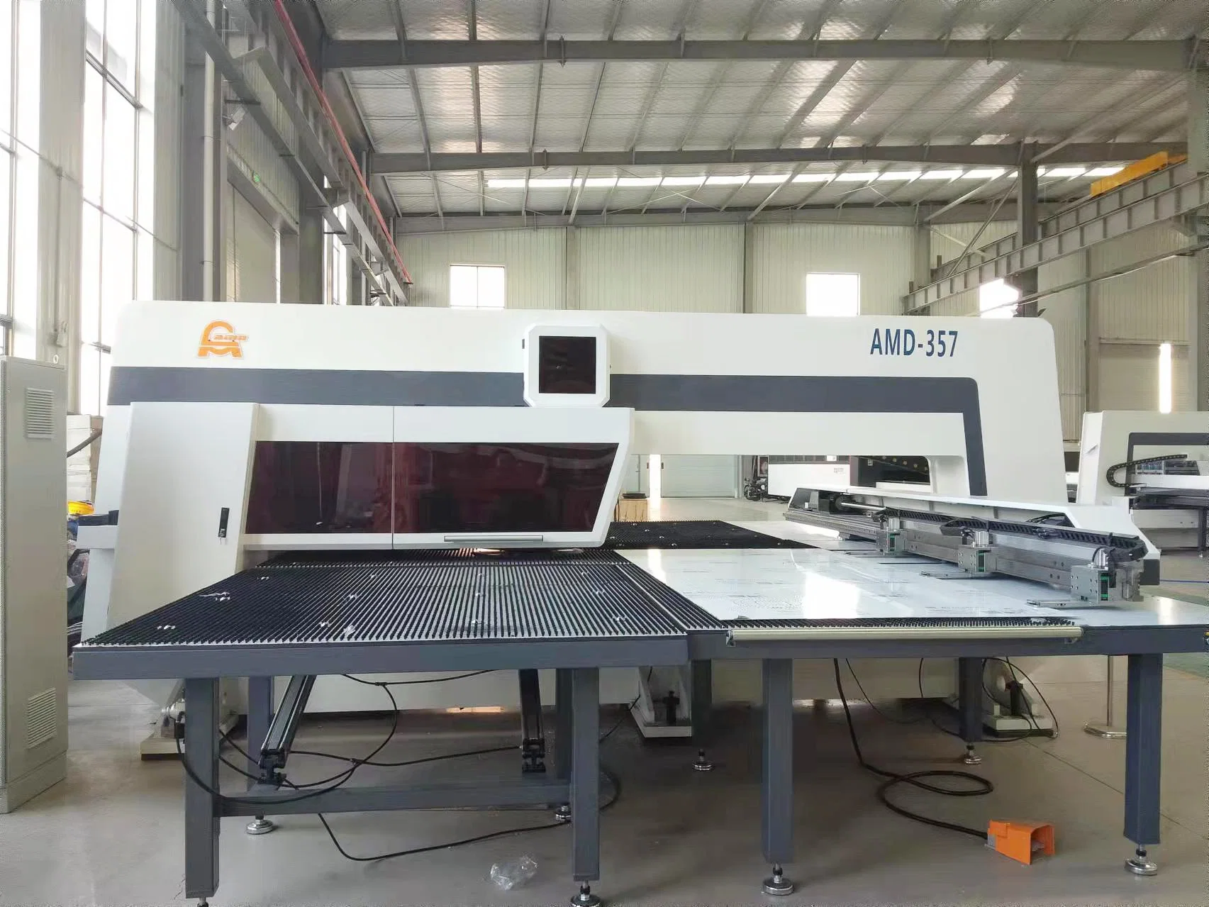 Sheet Metal Punch Press CNC Punching Machine for Electric Cabinet