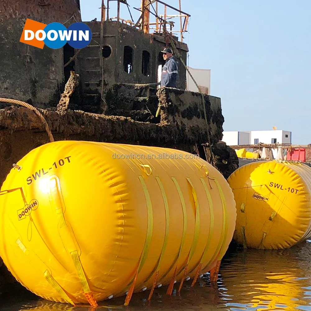 El barco bajo el agua forma cilíndrica las bolsas de elevación de los tubos de Salvamento Marítimo