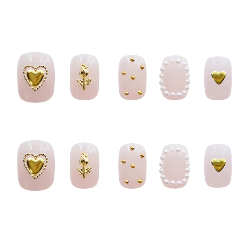 Stickers fantaisie avec un design de cœur doré pour embellir les ongles