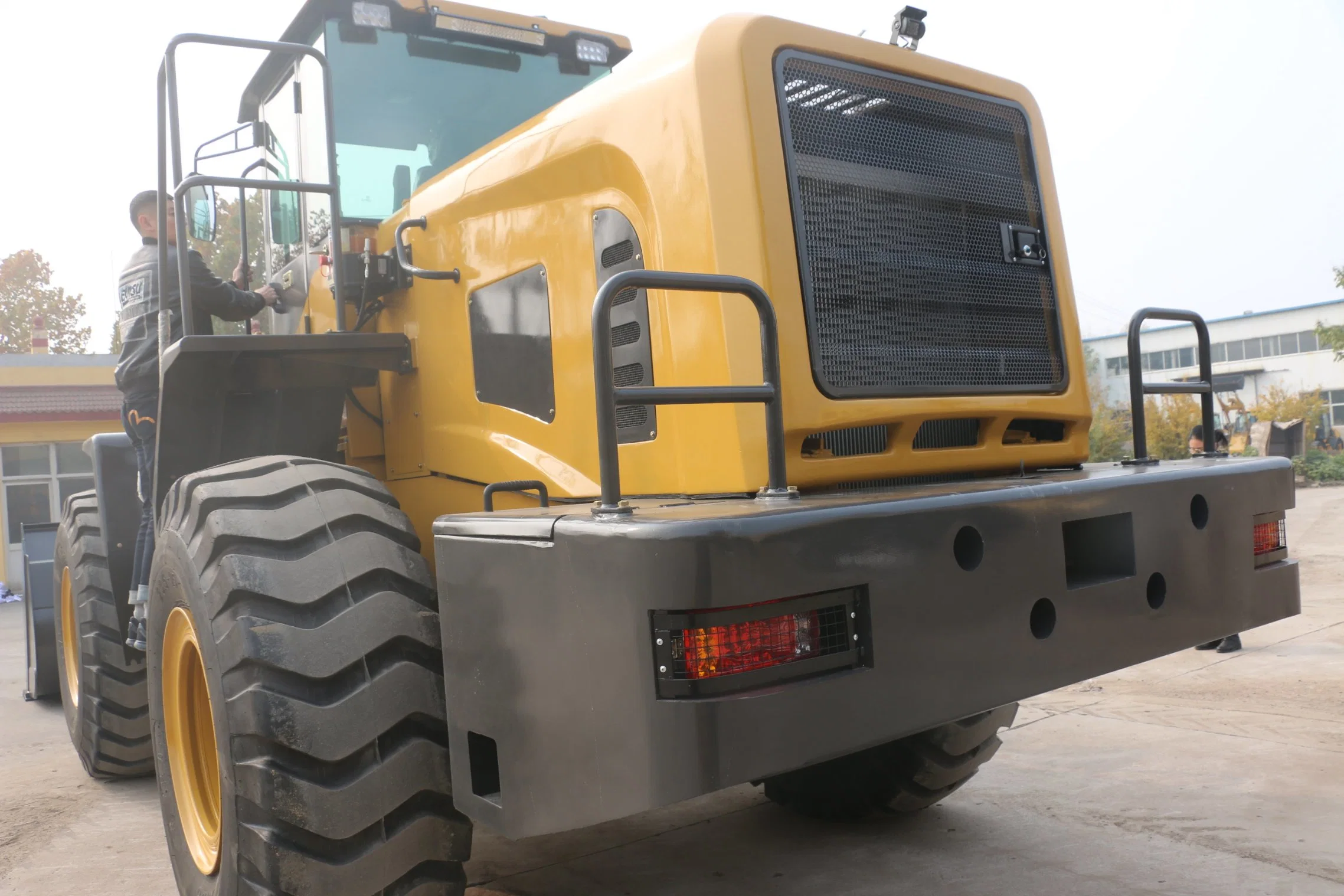 China Manufacture 5ton Lq956 with Attachments Loader