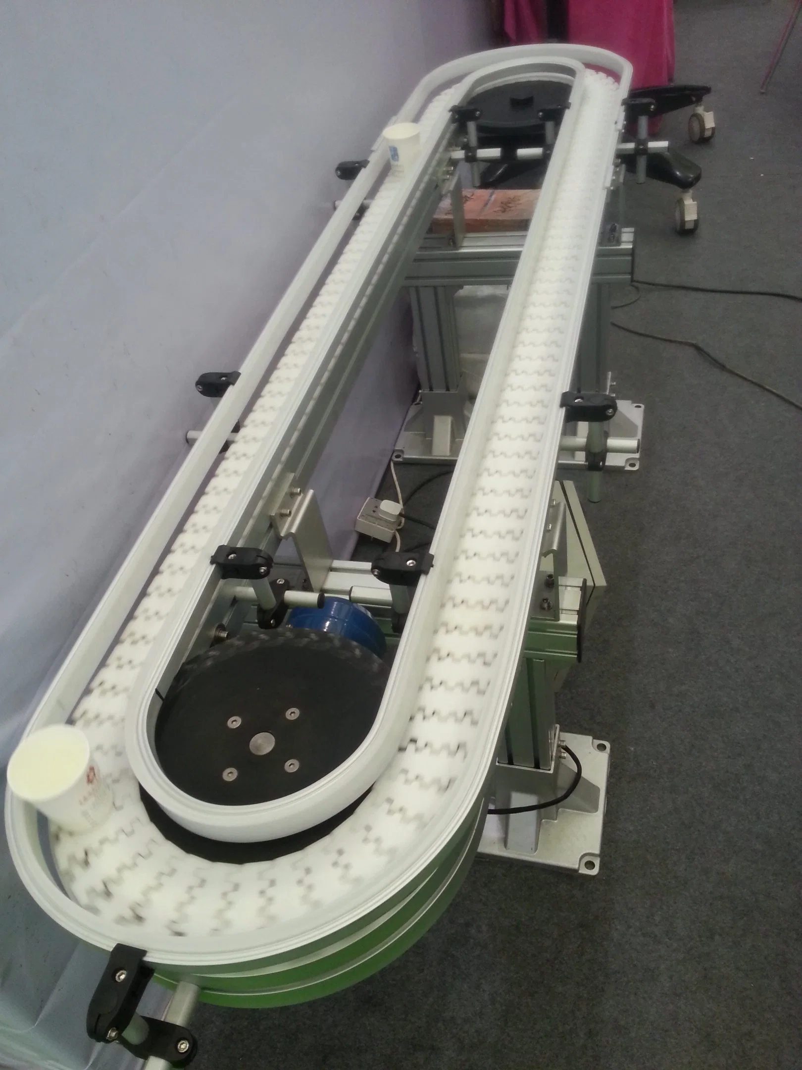 Curved Plastic Chain Link Modular Conveyor for Battery Industry, Soft Drinks, Cans, Tissue Package