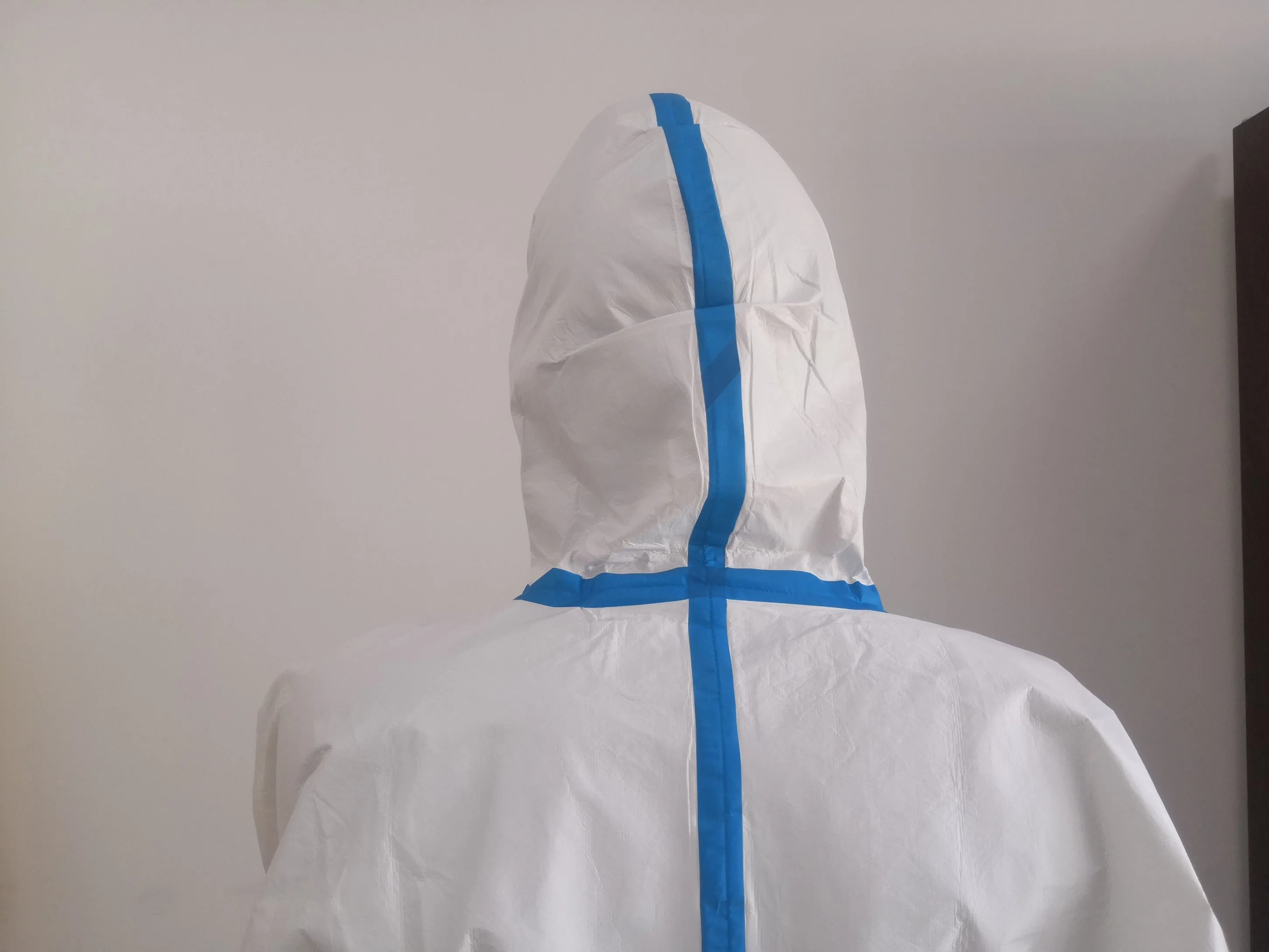 Factory Hot Selling Disposable Protective Clothes Isolation Suits Medical Whitelist Personal Protection Medical Supply Free Sample Available