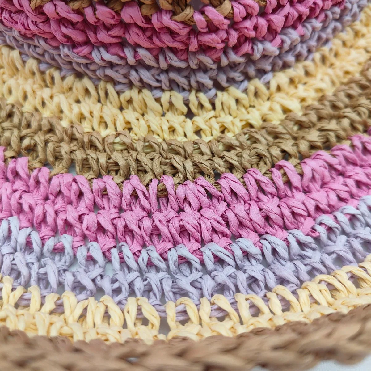 Le chapeau en paille fait main au crochet pour femmes est populaire en été.