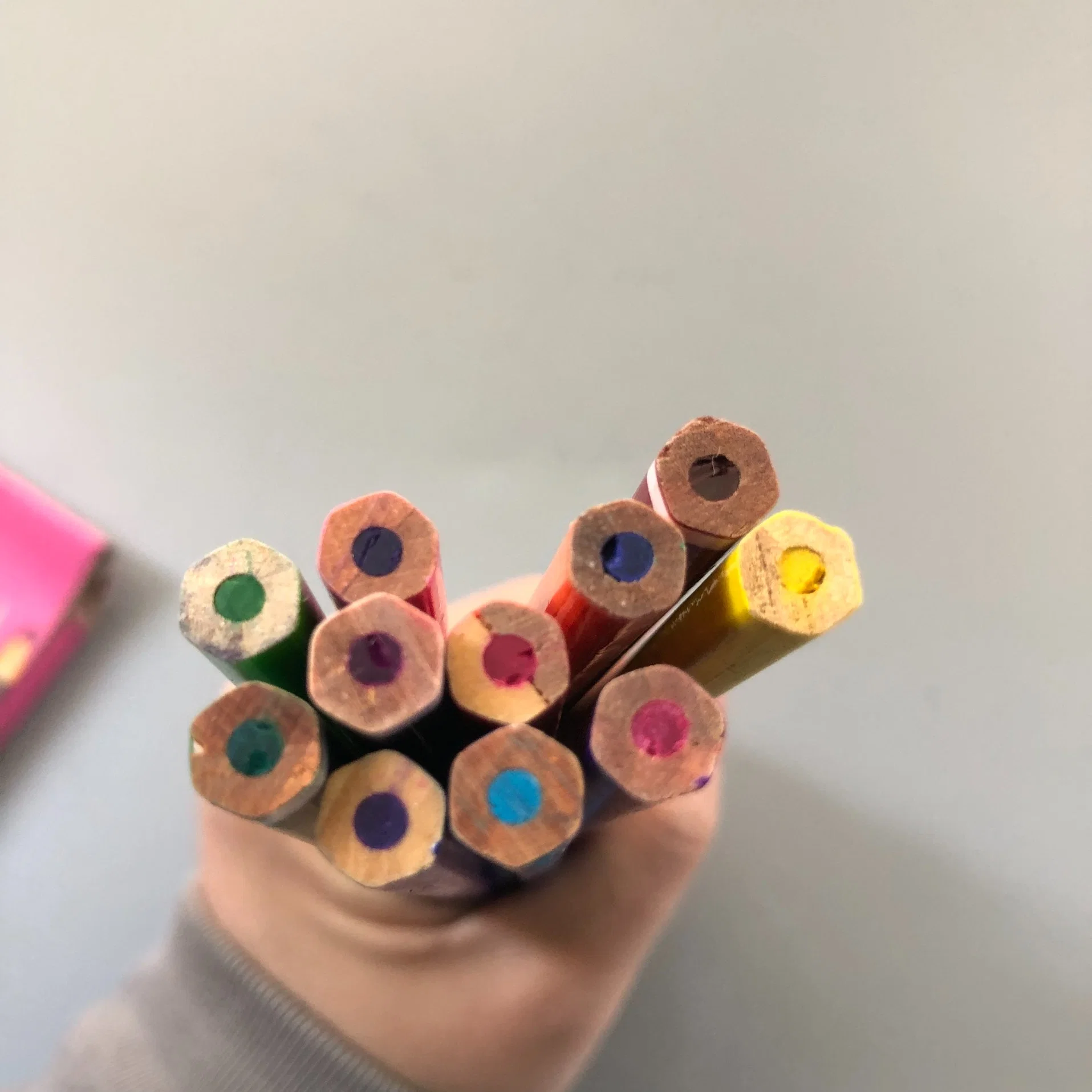 Ensemble de 12 crayons de couleur en bois pour enfants avec support de crayon personnalisé de taille.