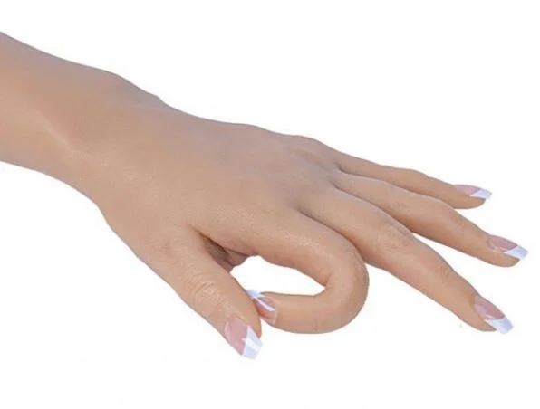 Main de mannequin pour pratiquer les ongles main de pratique