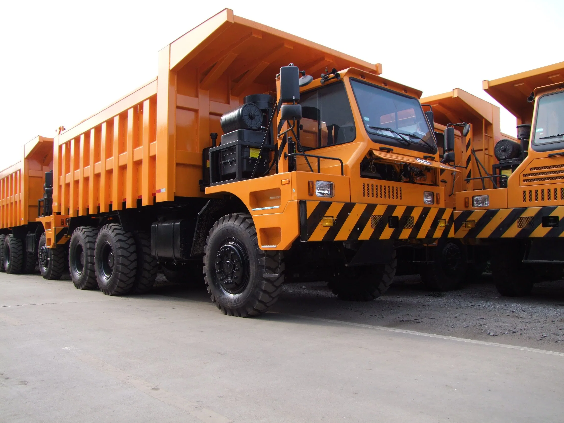 La Chine haut de la marque Shacman corps large de 70 tonnes off-road 420HP Kingway de camion à benne minière 90 avec moteur Cummins