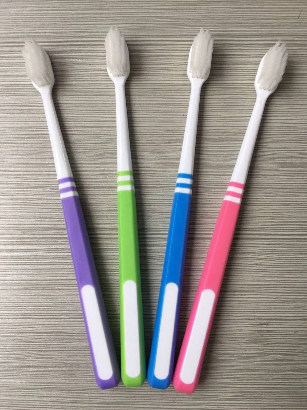 Wholesale/Supplier Oral Care Medium Bristles Non-Slip Handle Adult Toothbrush