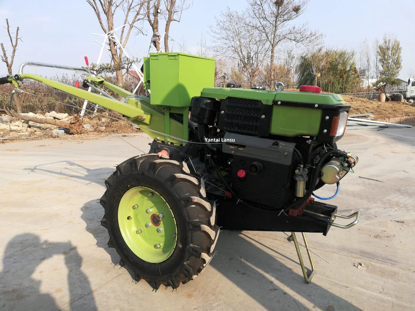 Una buena calidad Venta caliente Walk-Behind Granja en dos ruedas del tractor mano caminando detrás de los tractores con arado de disco de arado.