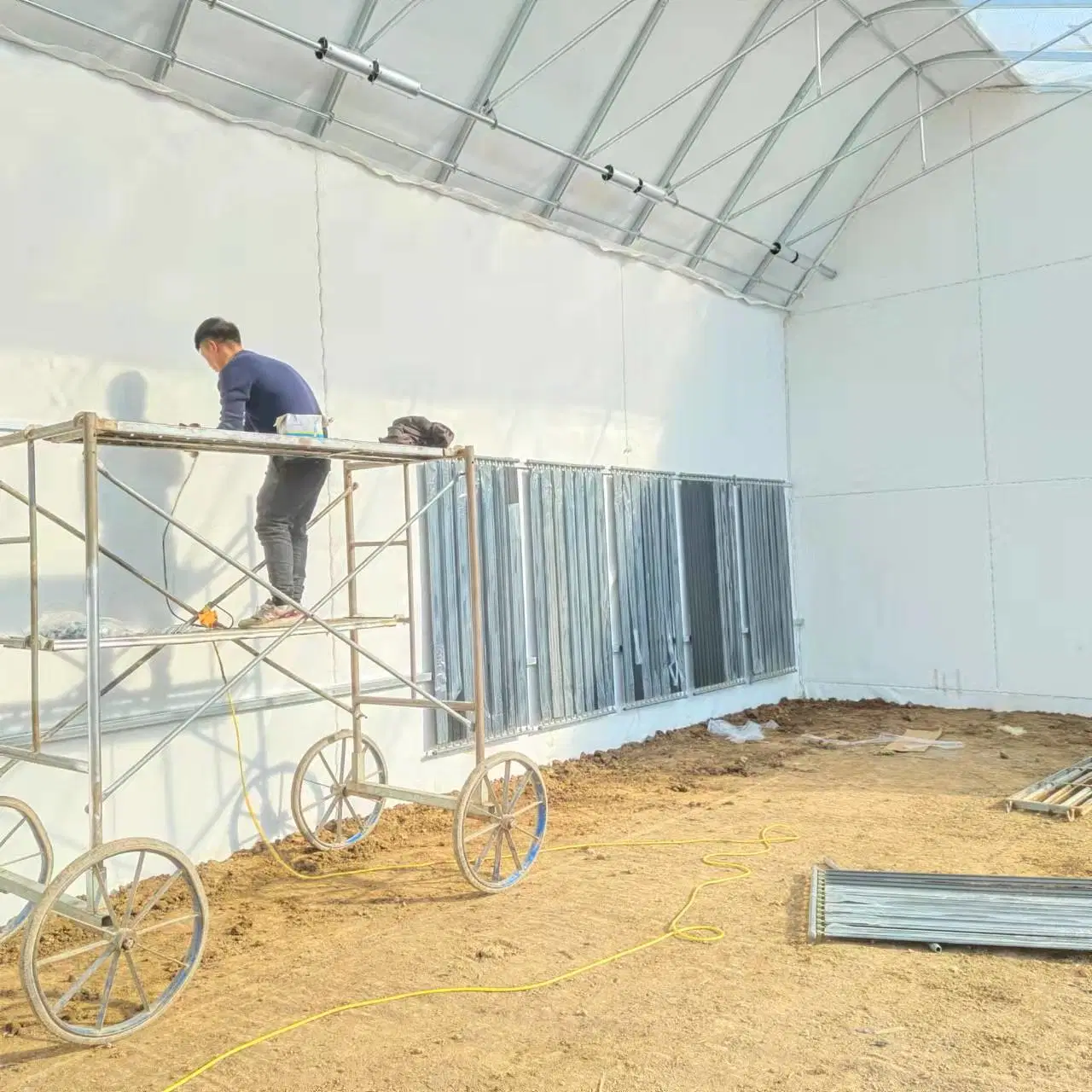 Hot DIP Galvanized Steel Skeleton Easy Install Film Solar Sunlight Greenhouse for Cold Area