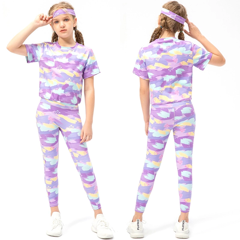 Ensembles de vêtements pour jeunes filles colorés et à motifs : haut court à manches courtes à encolure ras du cou et capris athlétiques à motif tie-dye. Tenues de sport pour enfants en deux pièces : survêtements.