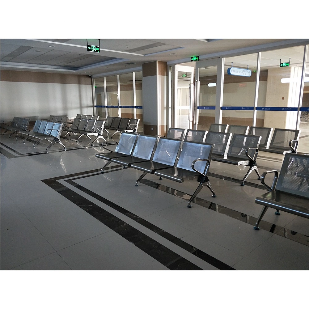 Sala de espera del Hospital público tres en un banco asientos de metal Silla de espera