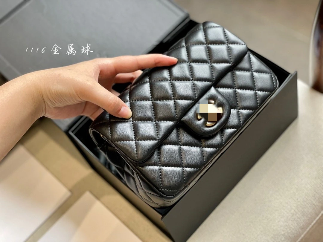 Hot Seller 2021 Guangzhou Luxury Fashion Cc''s Quilted Design Women Cross Bag for Girl with Metal Closure