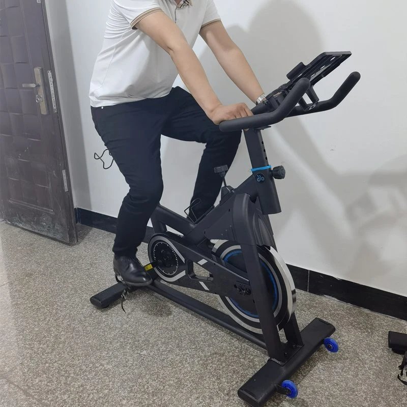 En el interior de la salud Fitness Cardio ciclo estático con resistencia magnética