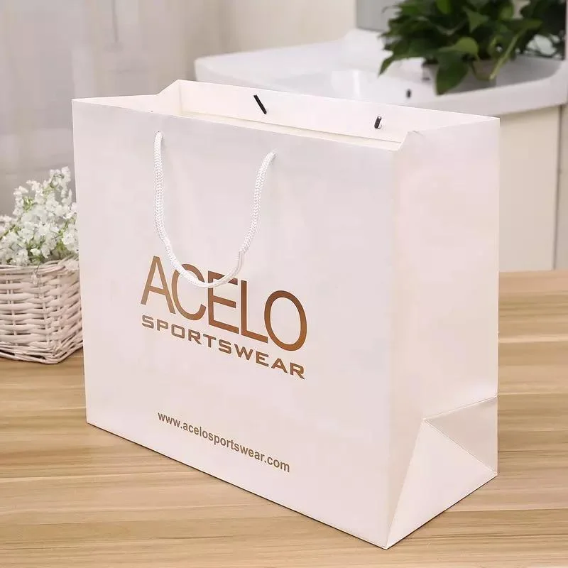 Bolso de papel personalizado de compra con ropa