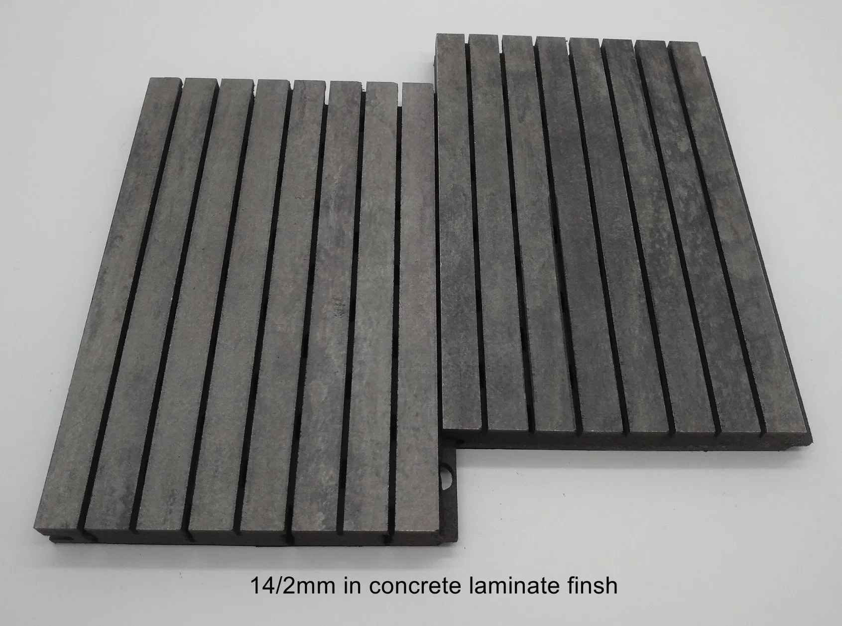 Finition en stratifié béton pour panneau acoustique rainuré de 14/2 mm pour l'absorption sonore intérieure.