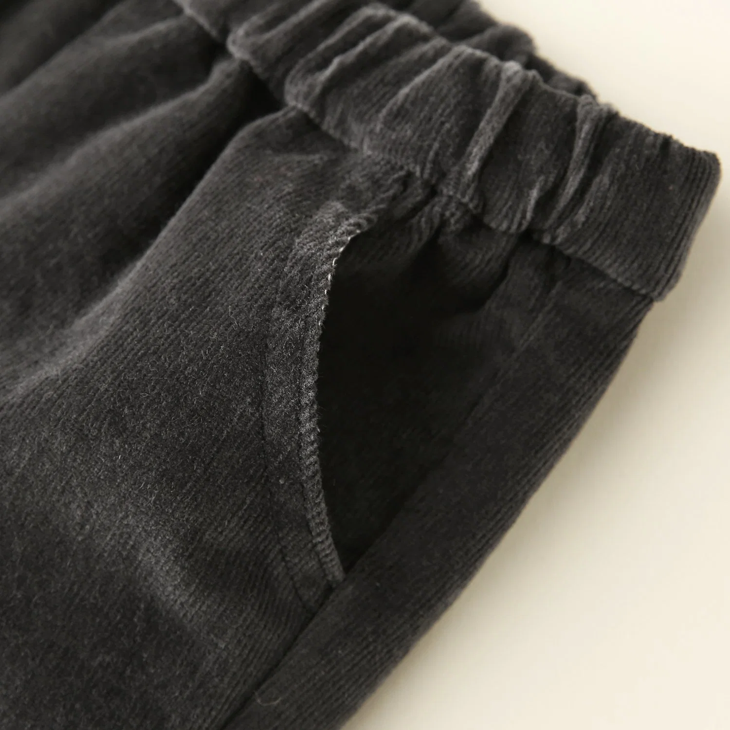 Ropa de pantalón de pana gris oscuro para bebés con bajo plegable