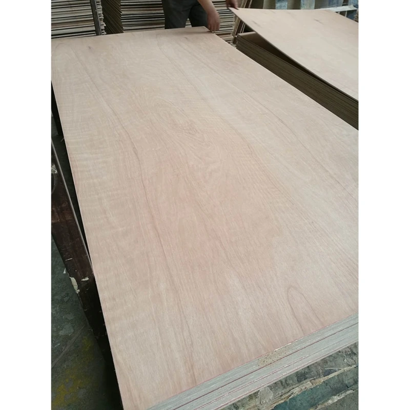 China Linyi Hot Okume Marine Contrachapado Piso de melamina Contrachapado E0 Pegamento Super Durrable Madera de madera lápiz Cedro Contrachapado para decoración Mobiliario de tablas