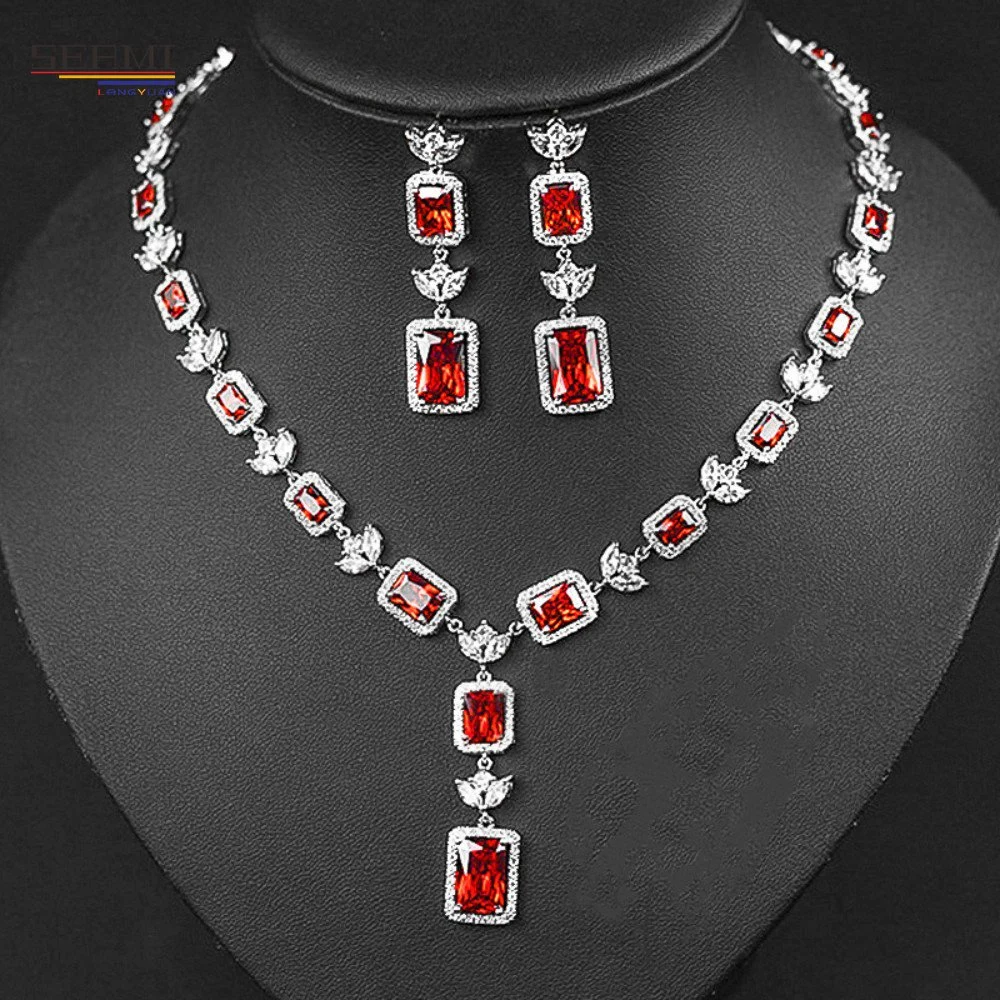 Conjunto de joyas de collar y pendientes con borlas de zirconia colorida en latón