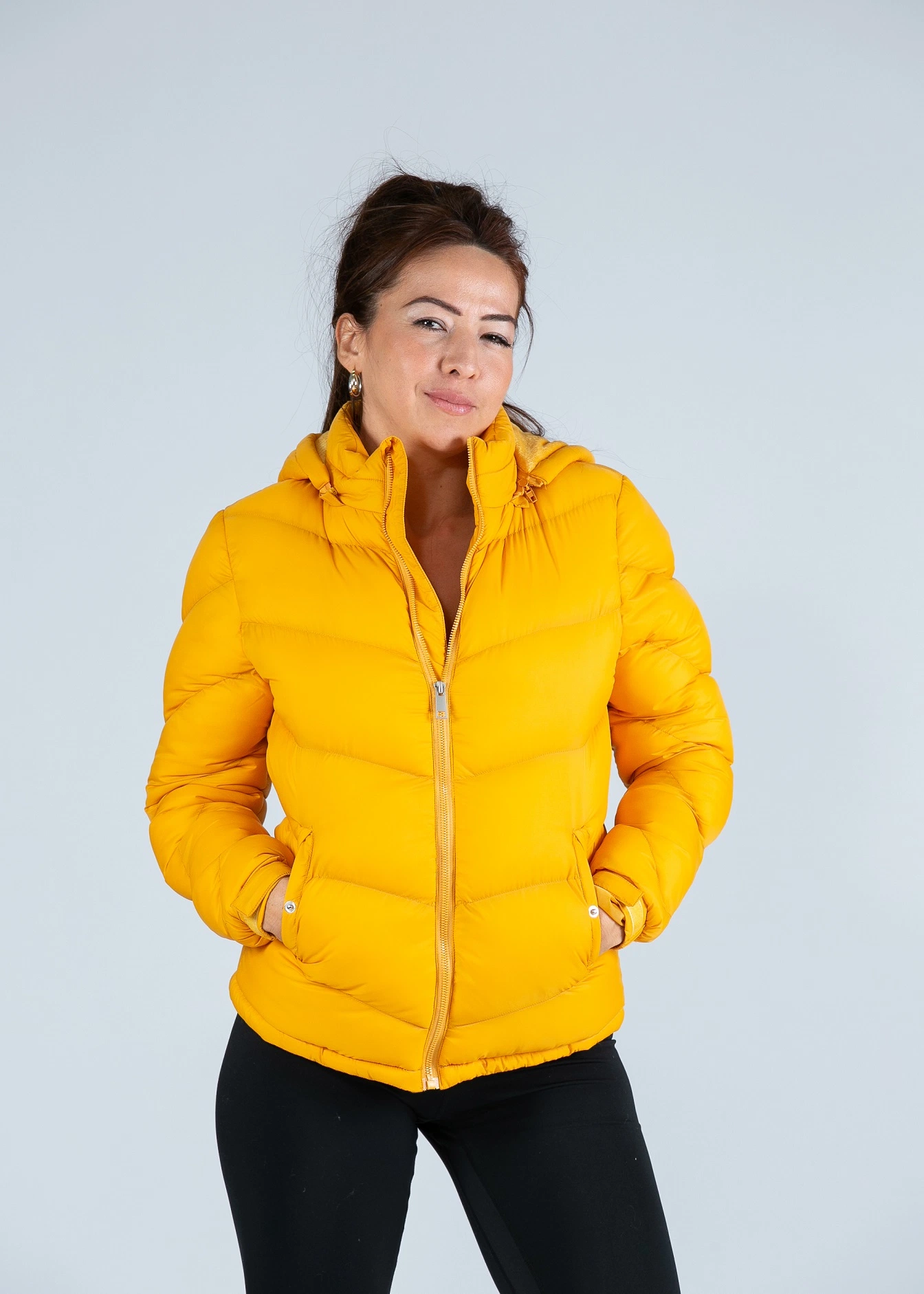 Ladies Puffer Jacket Women&prime; S Padding Fashionf Fake Down Zip-up Warm Coat with Hood Clothing Apparel