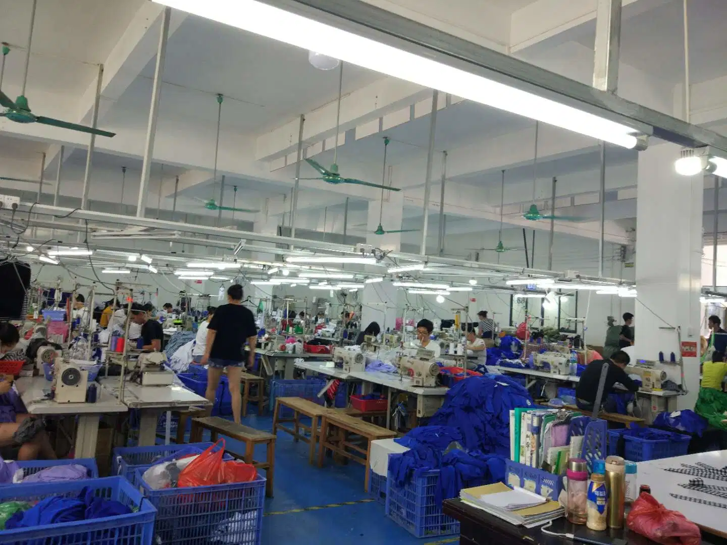Guangzhou Fabricant revers occasionnels Slim Fit Cardigan chandail chaud de la mode Vente hommes bon marché en usine