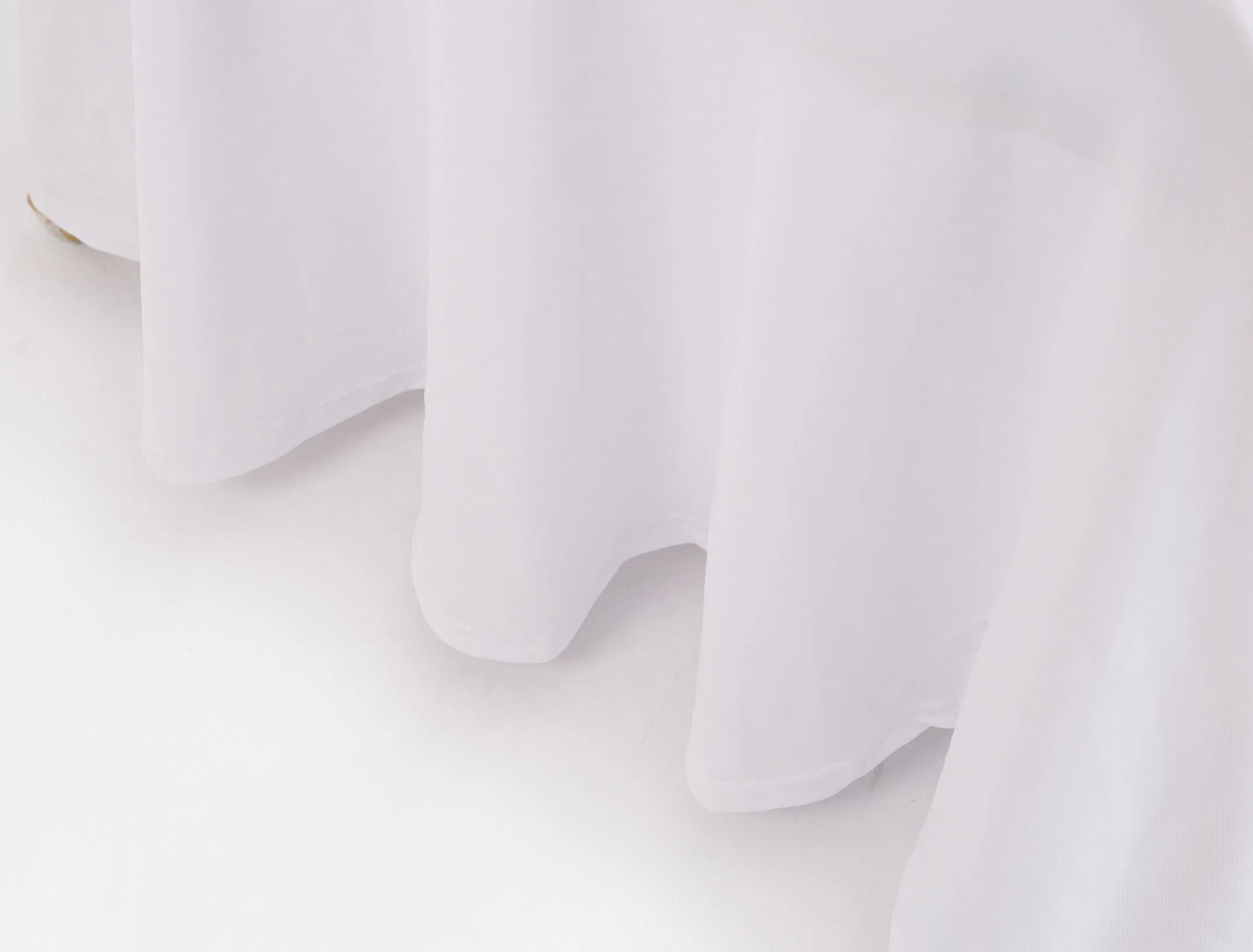 ترجمة المحتوى الموجود في حقل originalText السابق إلى العربية: "غطاء كرسي مطاطي مطاطي مع تنورة للحفلات والأعراس"